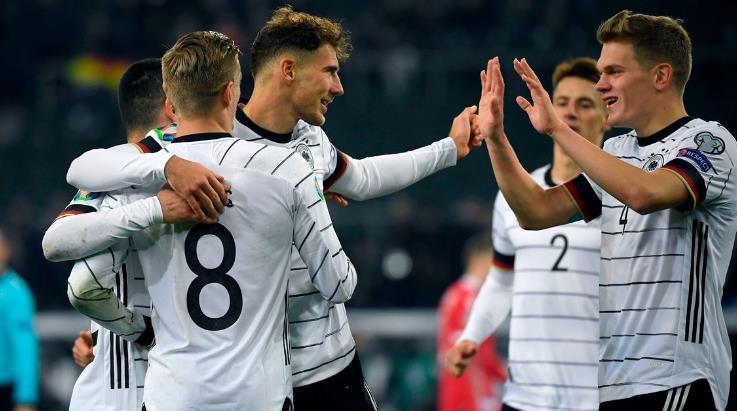 德国队横扫英格兰队，马龙统治全场