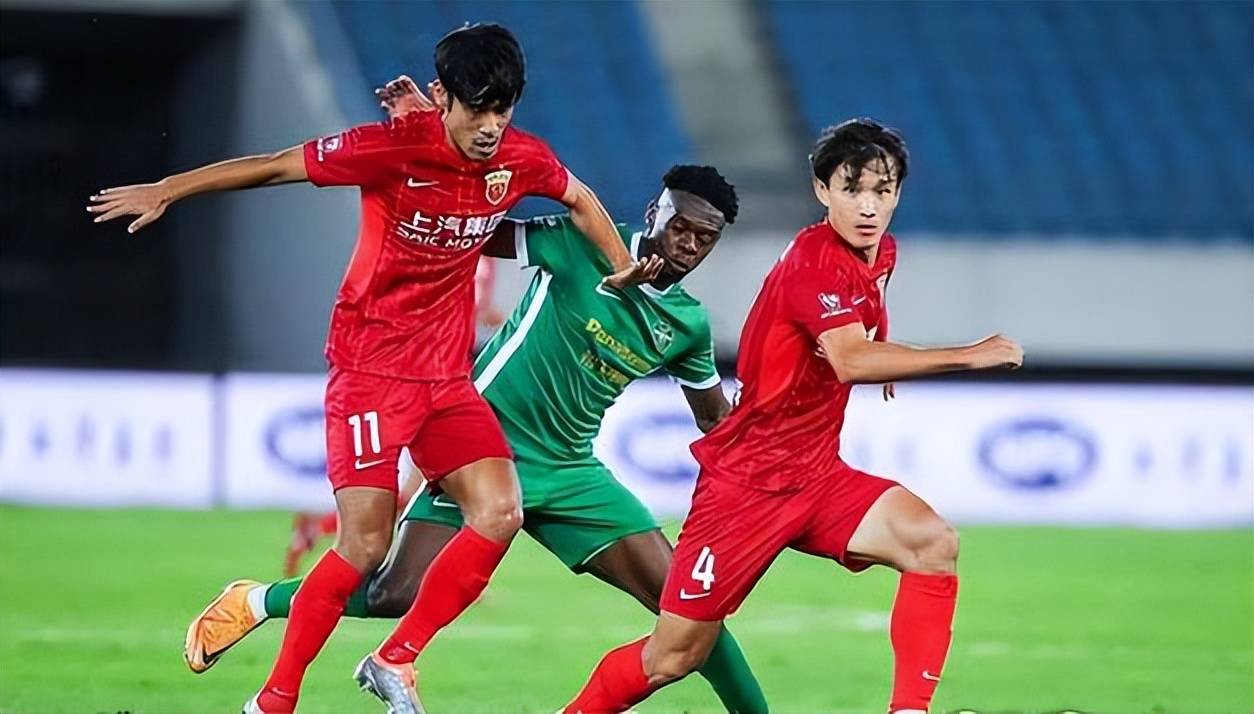 豪门对战引发球迷狂热，期待胜负揭晓的简单介绍