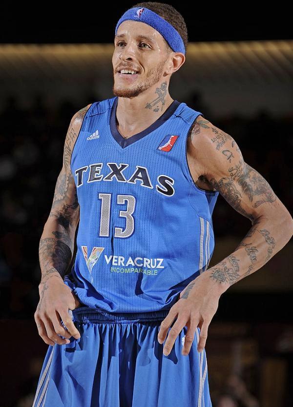 包含荷属圣马丁队主力后卫遭受重伤需休战的词条