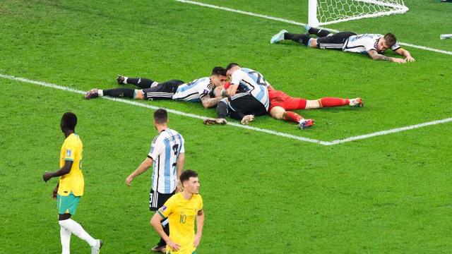 包含荷属圣马丁队主力后卫遭受重伤需休战的词条