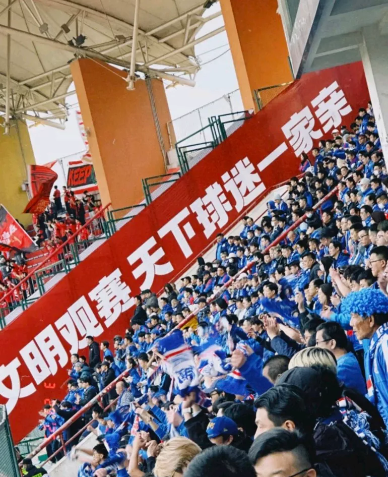 足球俱乐部迎来百年庆典，球迷共庆