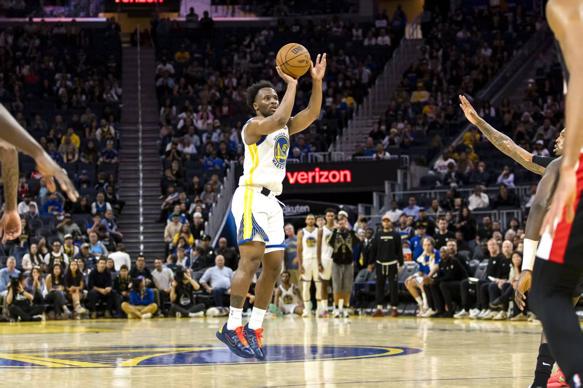 黄蜂险胜勇士,费沃斯统治全场的简单介绍 黄蜂险胜勇士,费沃斯统治全场的简单介绍