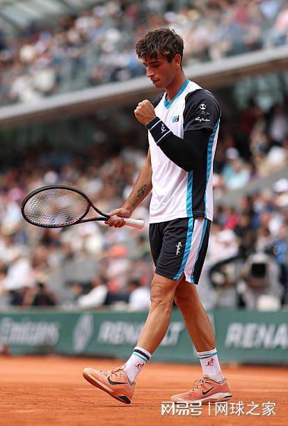 包含德国网球队爆冷西班牙网球队，西西帕斯完成帽子戏法的词条