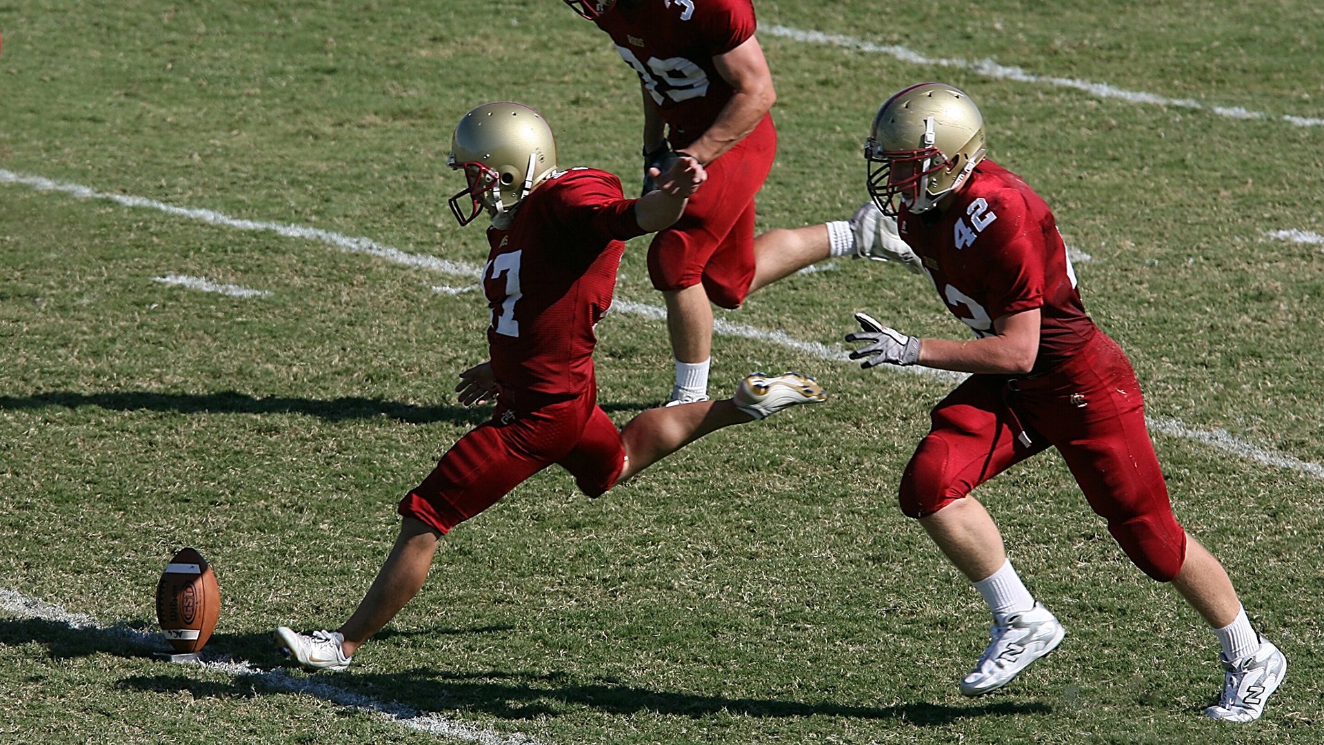 F1新赛季揭幕战之夜，三笘薰成为胜负手，当绿茵场与赛道在聚光灯下交汇
